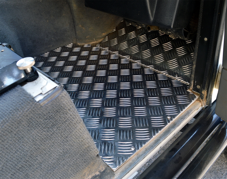 defender puma bonnet chequer plate